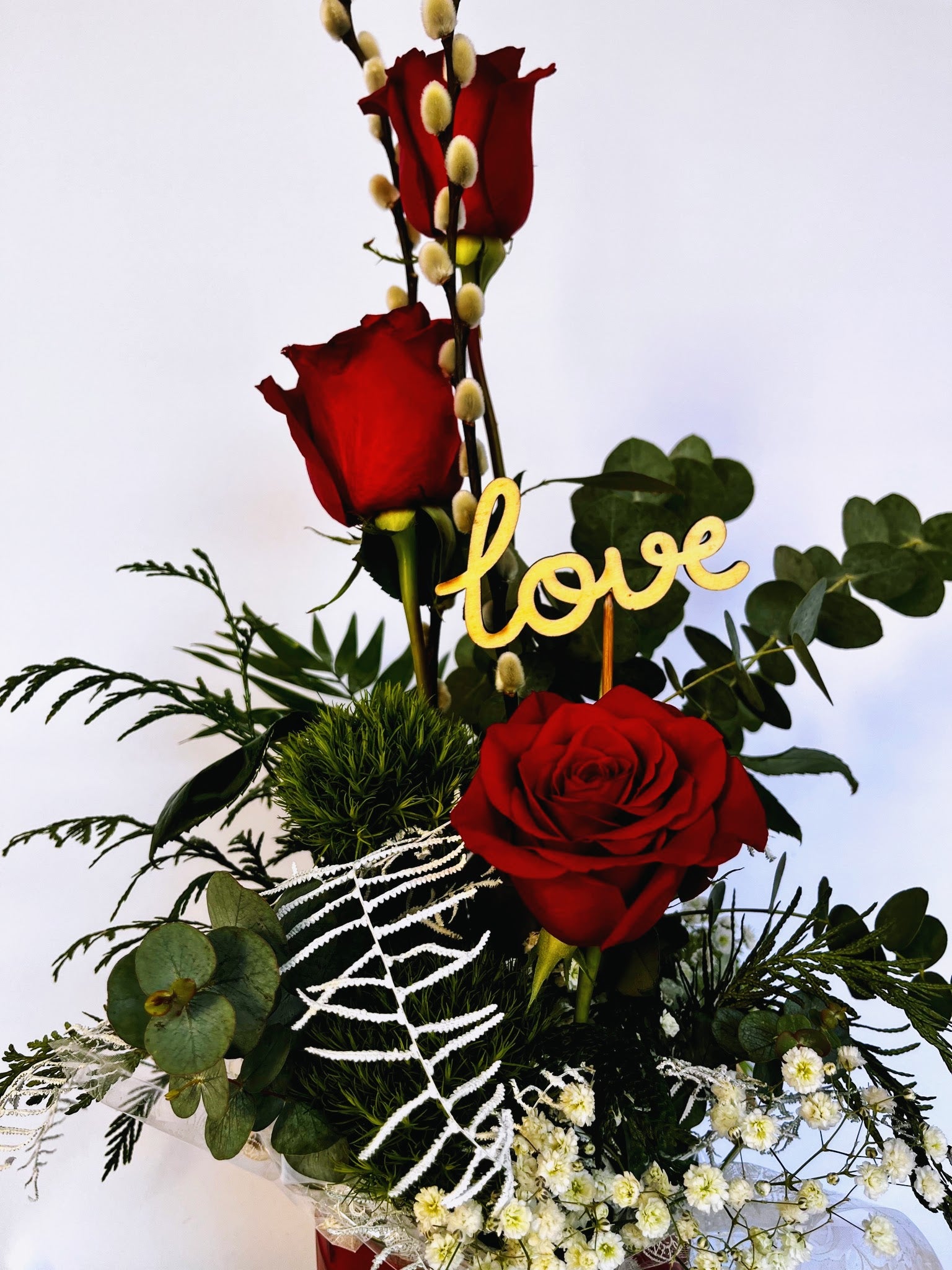 Cubo con 3 rosas de San Valentín