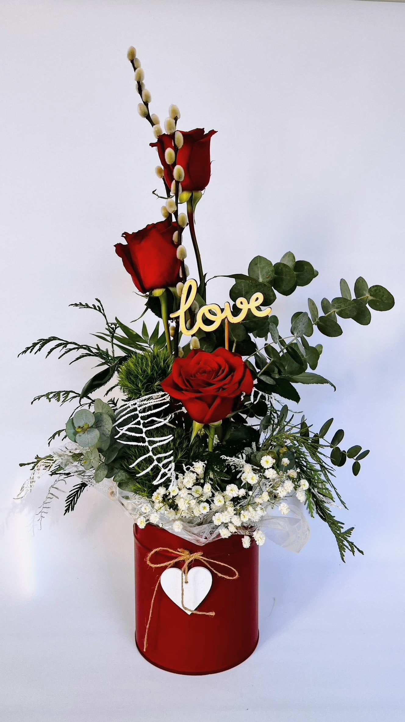 Cubo con 3 rosas de San Valentín